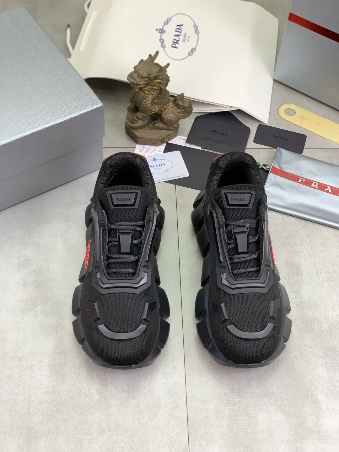 Men's shoes 💰P580💰 [New style] High version official website popular models are on the market, 🆘 Trendy brand (Prada) mainly promotes popular models, avant-garde and versatile fashion men's shoes private version mold opening, cowhide surface splicing 1:1.. Fashionable and simple, original imported cowhide lining cowhide feet; the atmosphere and personality are more fashionable, eye-catching and pursuing class. It will subvert the old idea and be a must-have for fashion trendsetters with you! Must keep it for yourself! Tall and comfortable, large and low, high-end quality workmanship. Size: 38-45; 4️⃣ colors available.